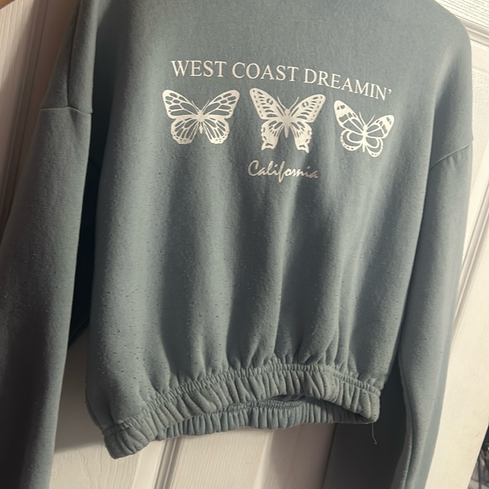 Cropped blue sweater